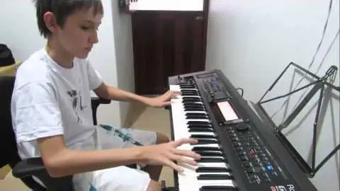 Fernando Bretzke Jr. tocando teclado
