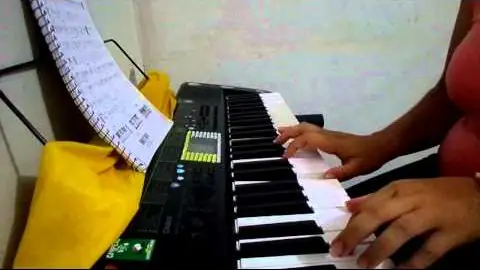 Mãos de Julie Assis tocando Carruagens de Fogo no teclado