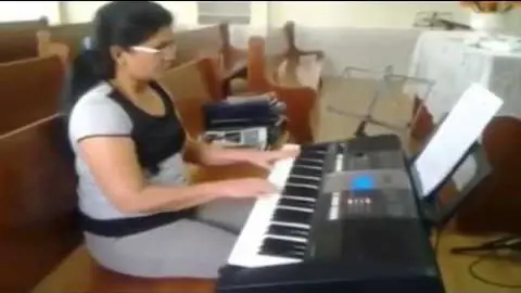 Maria José Montenegro tocando teclado em casa