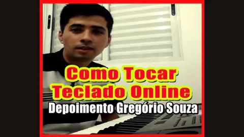 Gregório Souza ao lado do teclado, na capa do depoimento dele